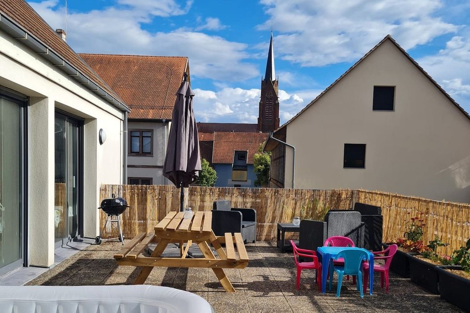Le spa sur la terrasse, avec vue sur le village