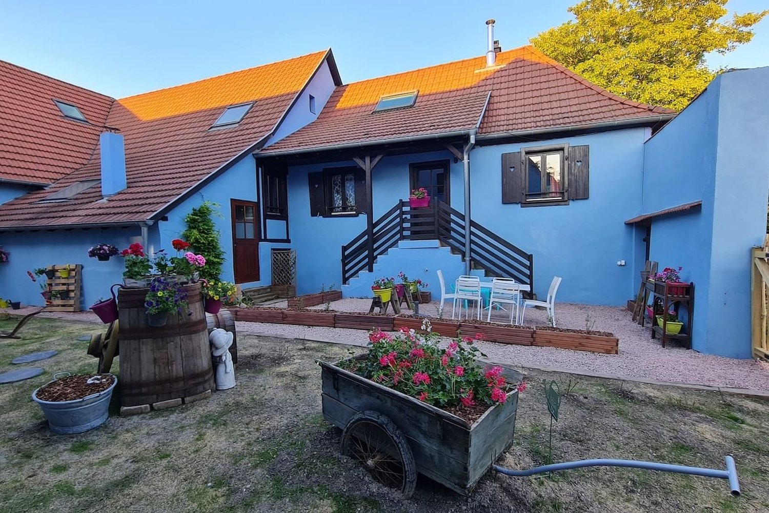 La cour fleurie de La Ferme des Délices