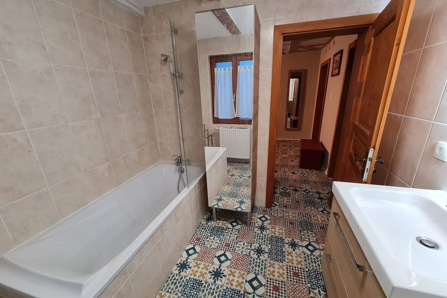 La salle de bain, baignoire et carreaux de ciment