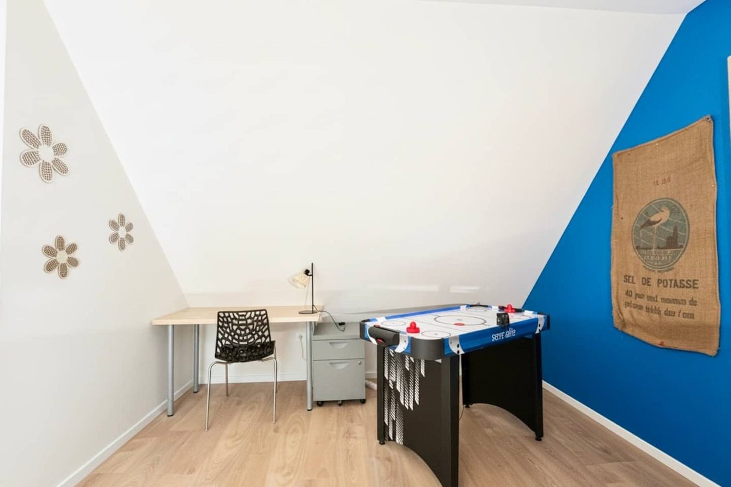 L'espace jeux et bureau, avec table de air hockey